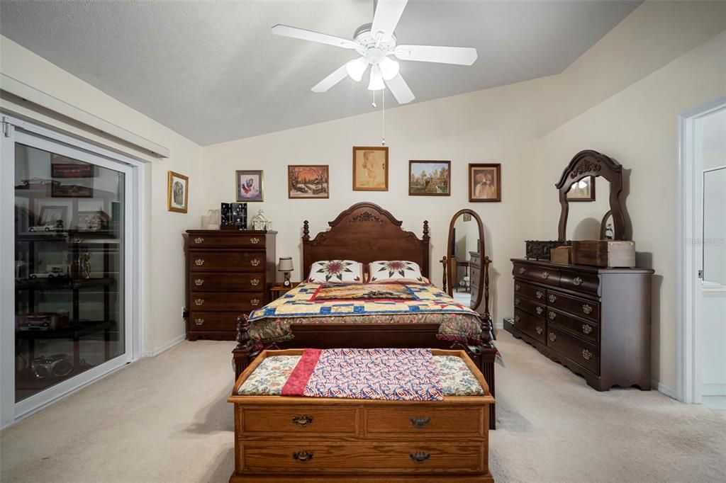 合同活跃: $435,000 (4 贝兹, 2 浴室, 2002 平方英尺)