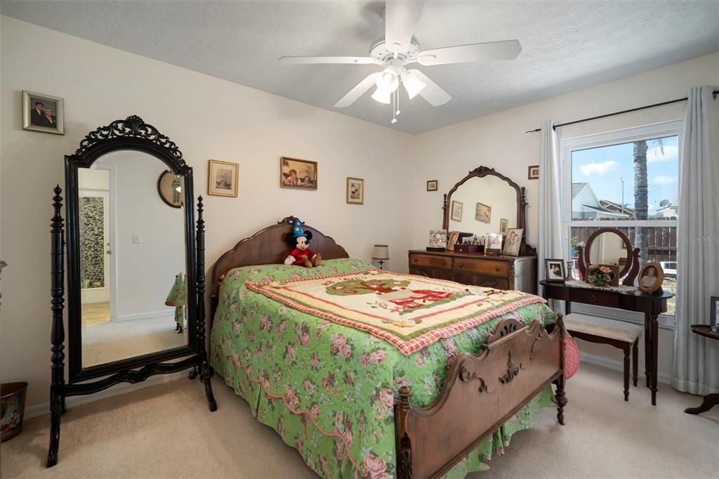 合同活跃: $435,000 (4 贝兹, 2 浴室, 2002 平方英尺)