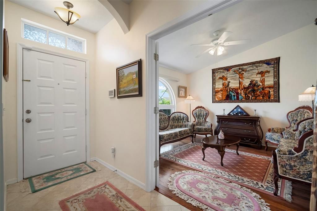 合同活跃: $435,000 (4 贝兹, 2 浴室, 2002 平方英尺)