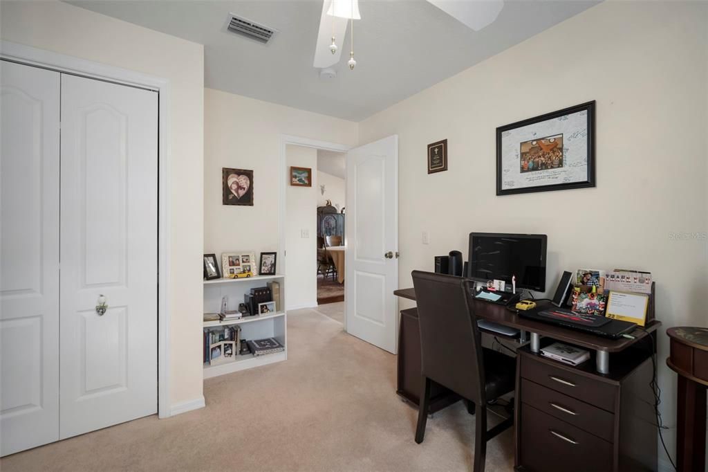 合同活跃: $435,000 (4 贝兹, 2 浴室, 2002 平方英尺)