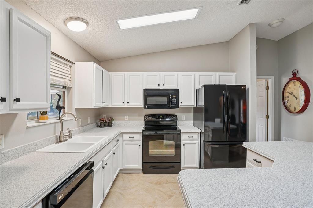 Active With Contract: $310,000 (3 beds, 2 baths, 1527 Square Feet)
