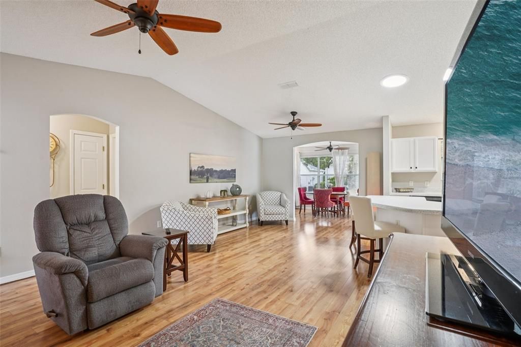 Active With Contract: $310,000 (3 beds, 2 baths, 1527 Square Feet)