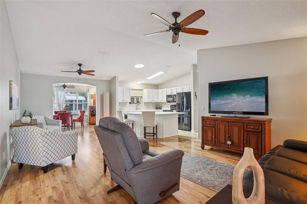 Active With Contract: $310,000 (3 beds, 2 baths, 1527 Square Feet)