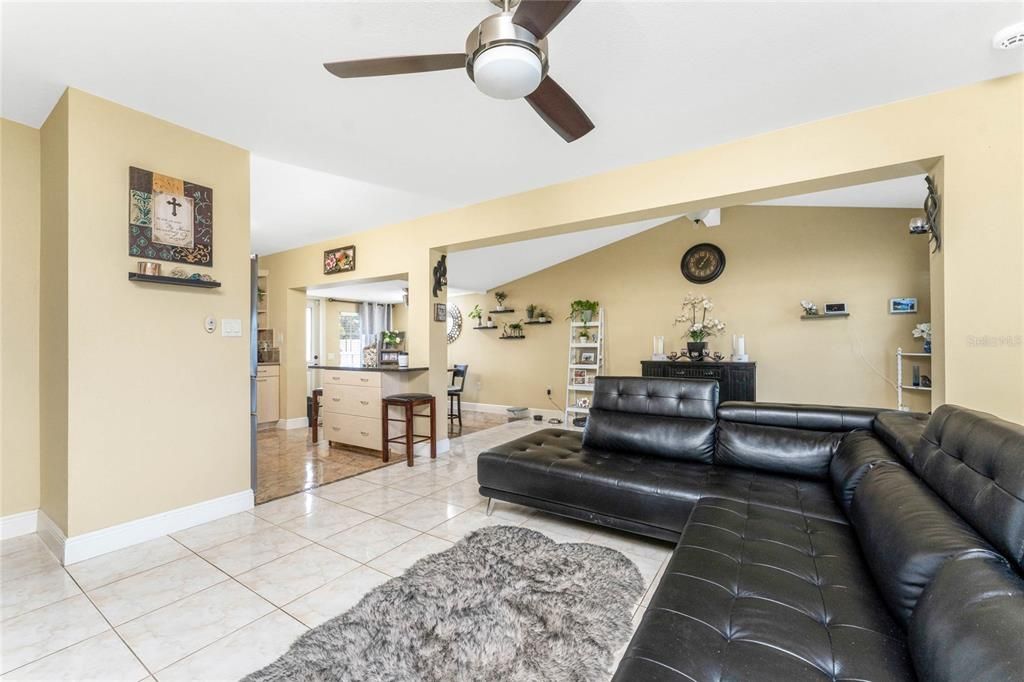 For Sale: $210,000 (2 beds, 1 baths, 944 Square Feet)