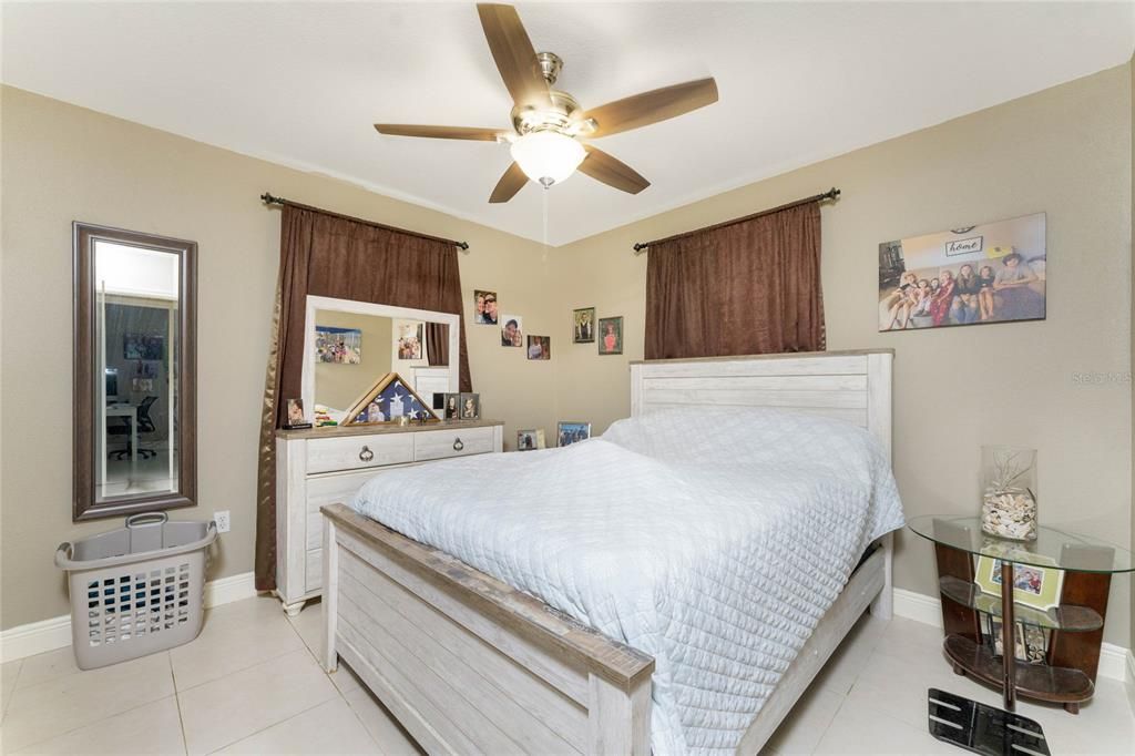 For Sale: $210,000 (2 beds, 1 baths, 944 Square Feet)