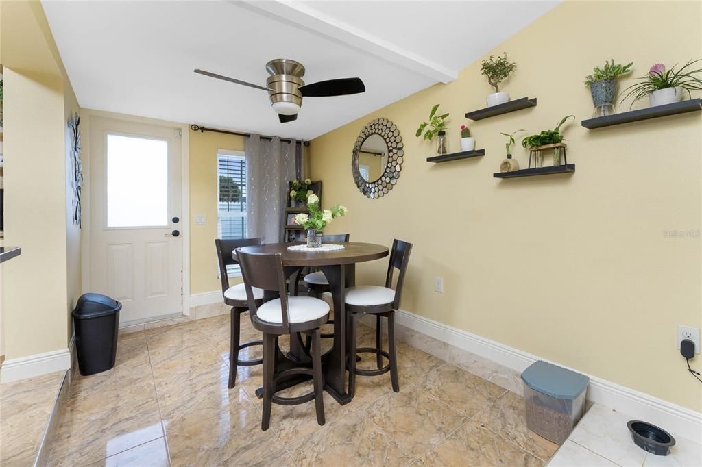 For Sale: $210,000 (2 beds, 1 baths, 944 Square Feet)