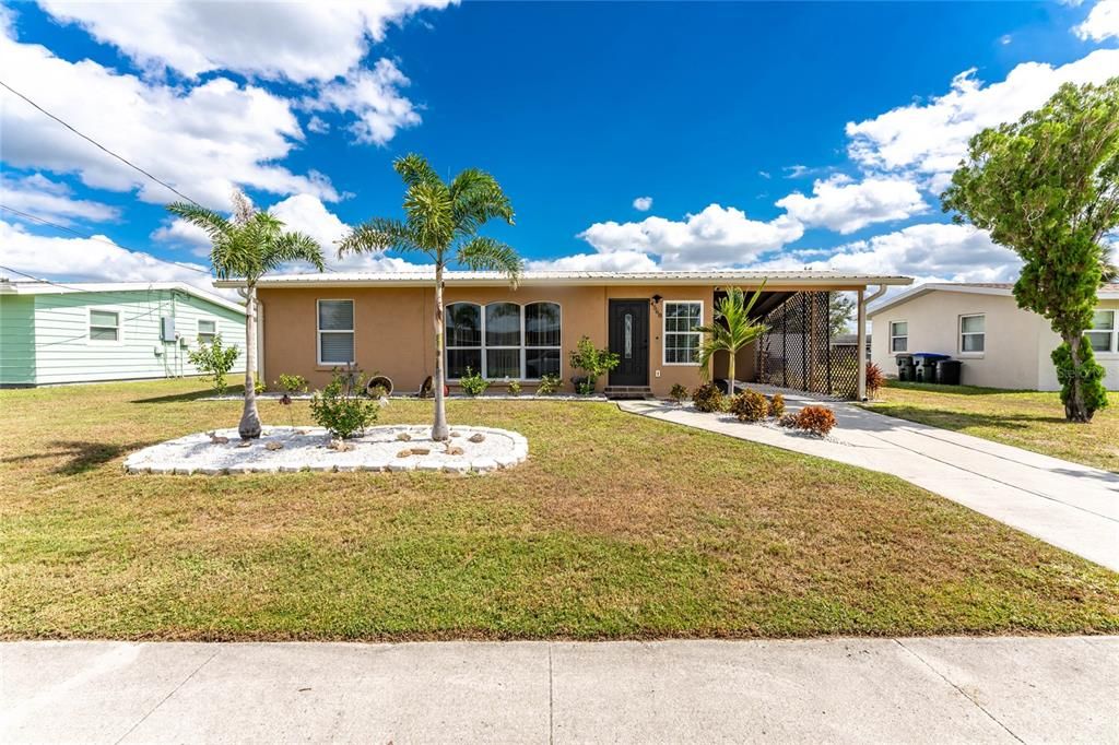 For Sale: $210,000 (2 beds, 1 baths, 944 Square Feet)