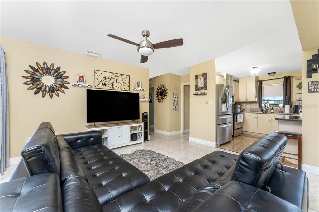 For Sale: $210,000 (2 beds, 1 baths, 944 Square Feet)