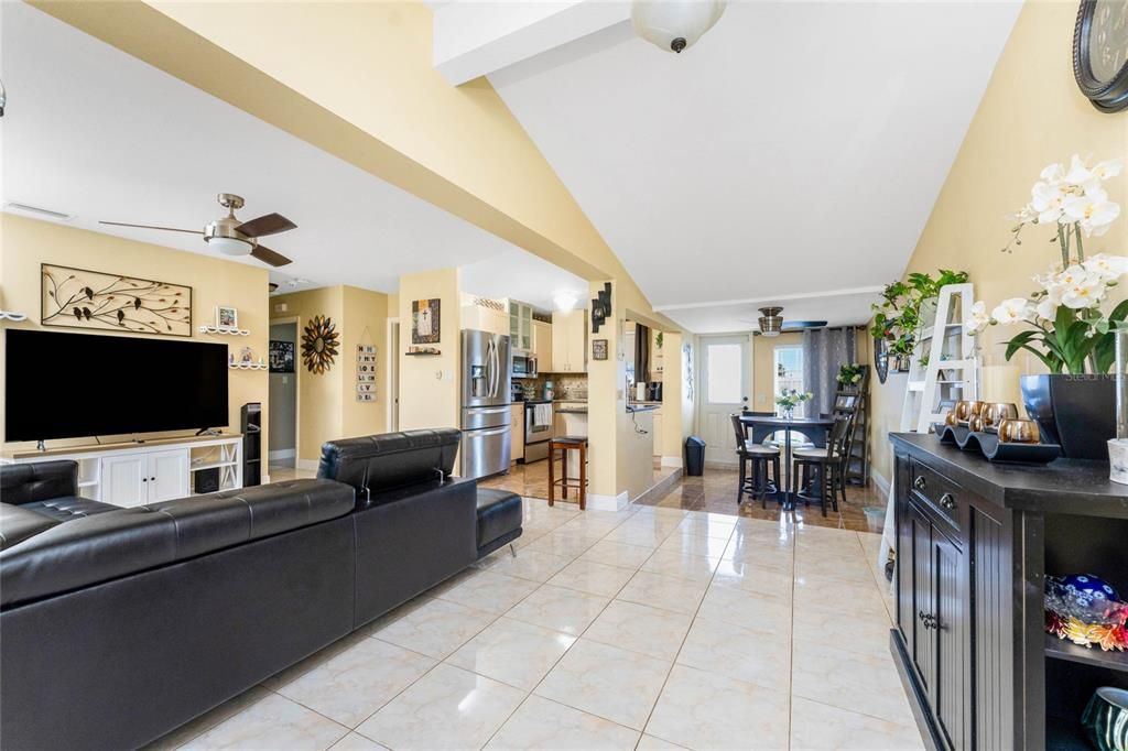 For Sale: $210,000 (2 beds, 1 baths, 944 Square Feet)