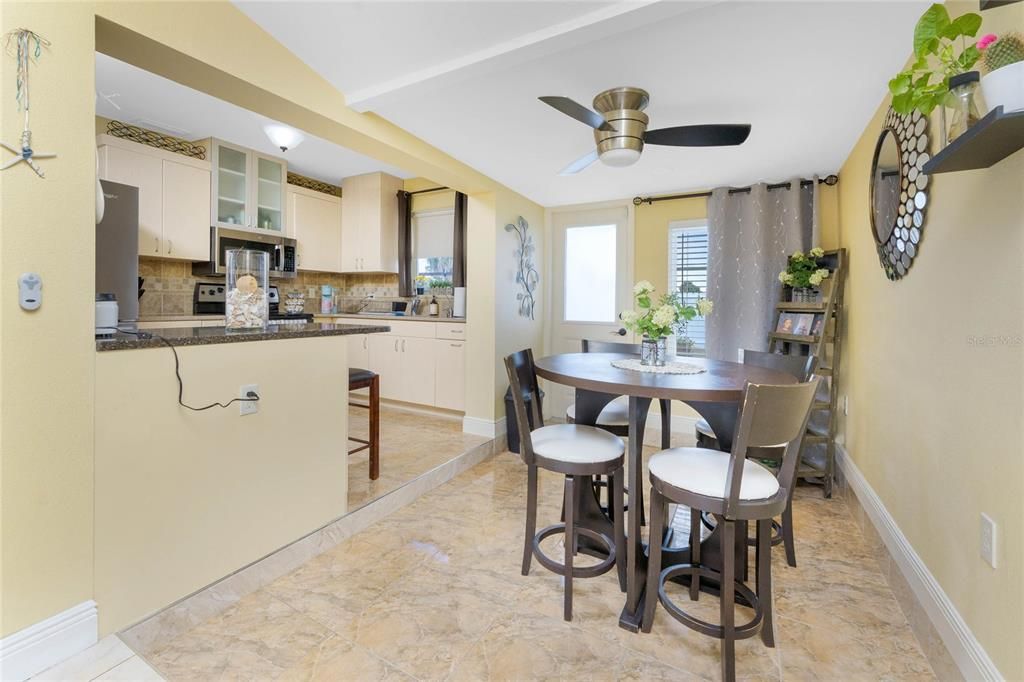 For Sale: $210,000 (2 beds, 1 baths, 944 Square Feet)