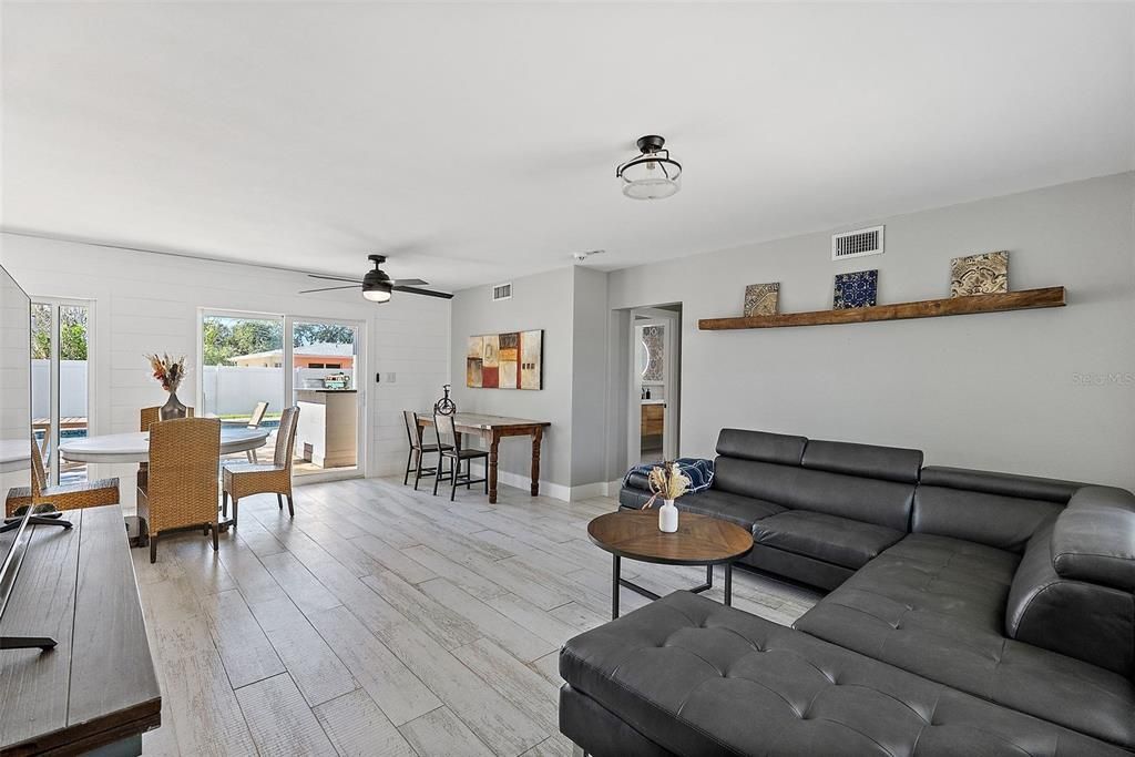 For Sale: $699,000 (2 beds, 2 baths, 1292 Square Feet)