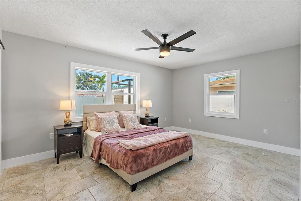 For Sale: $699,000 (2 beds, 2 baths, 1292 Square Feet)