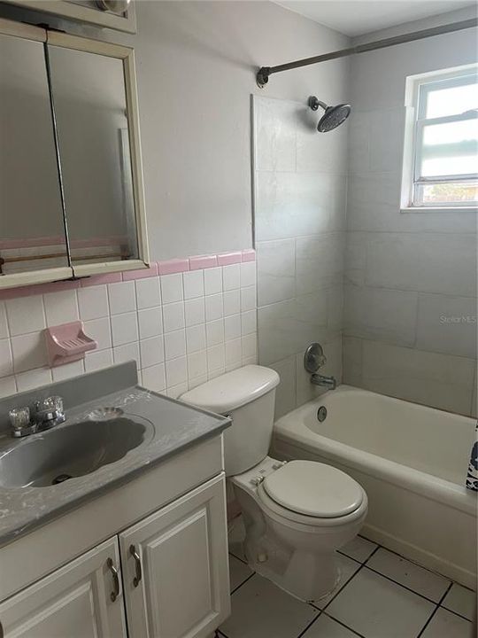 待售: $174,000 (2 贝兹, 1 浴室, 956 平方英尺)