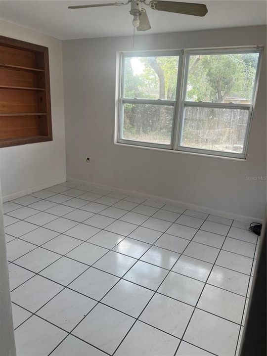 待售: $174,000 (2 贝兹, 1 浴室, 956 平方英尺)