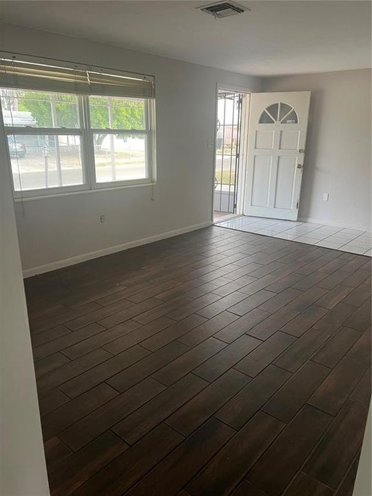 待售: $174,000 (2 贝兹, 1 浴室, 956 平方英尺)