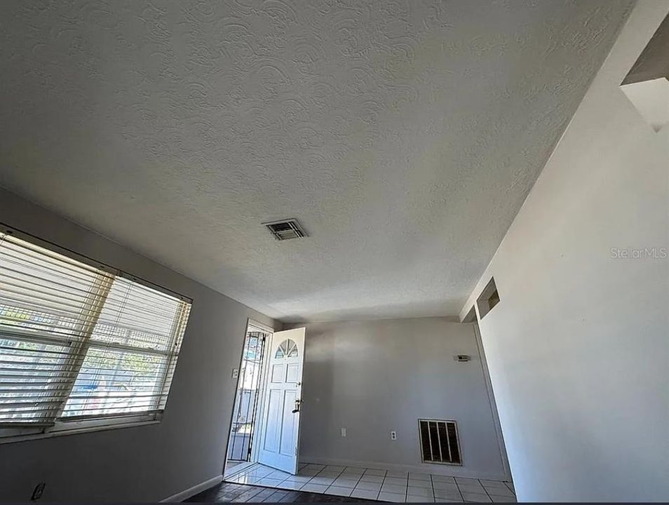 待售: $174,000 (2 贝兹, 1 浴室, 956 平方英尺)