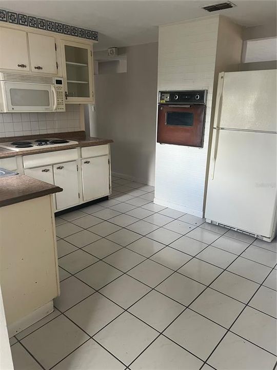 待售: $174,000 (2 贝兹, 1 浴室, 956 平方英尺)