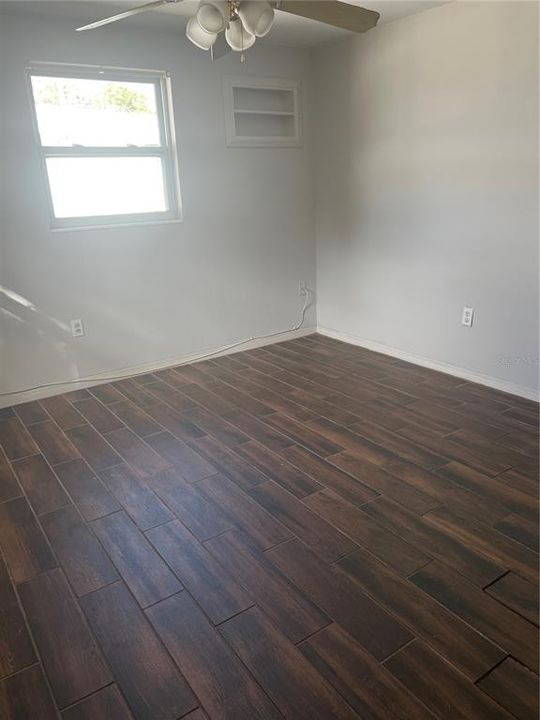 待售: $174,000 (2 贝兹, 1 浴室, 956 平方英尺)