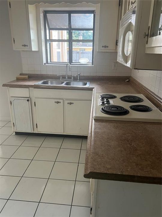 待售: $174,000 (2 贝兹, 1 浴室, 956 平方英尺)