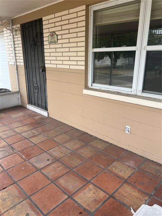 待售: $174,000 (2 贝兹, 1 浴室, 956 平方英尺)