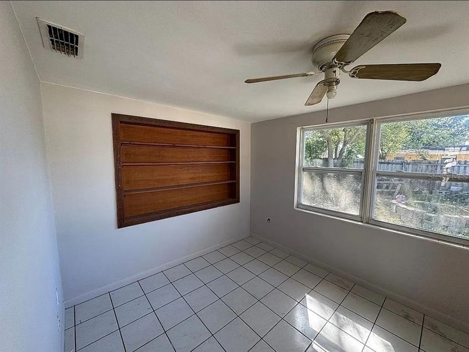 待售: $174,000 (2 贝兹, 1 浴室, 956 平方英尺)