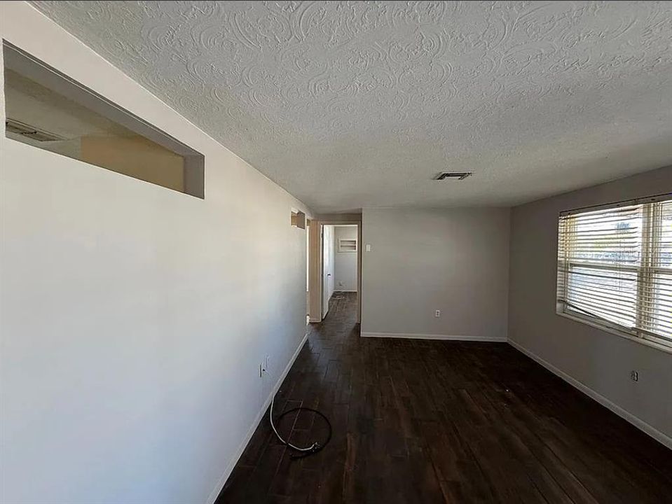 待售: $174,000 (2 贝兹, 1 浴室, 956 平方英尺)