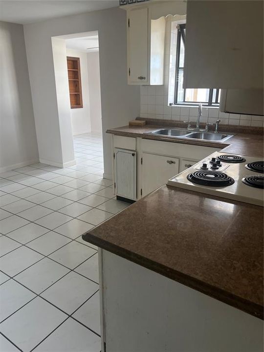 待售: $174,000 (2 贝兹, 1 浴室, 956 平方英尺)