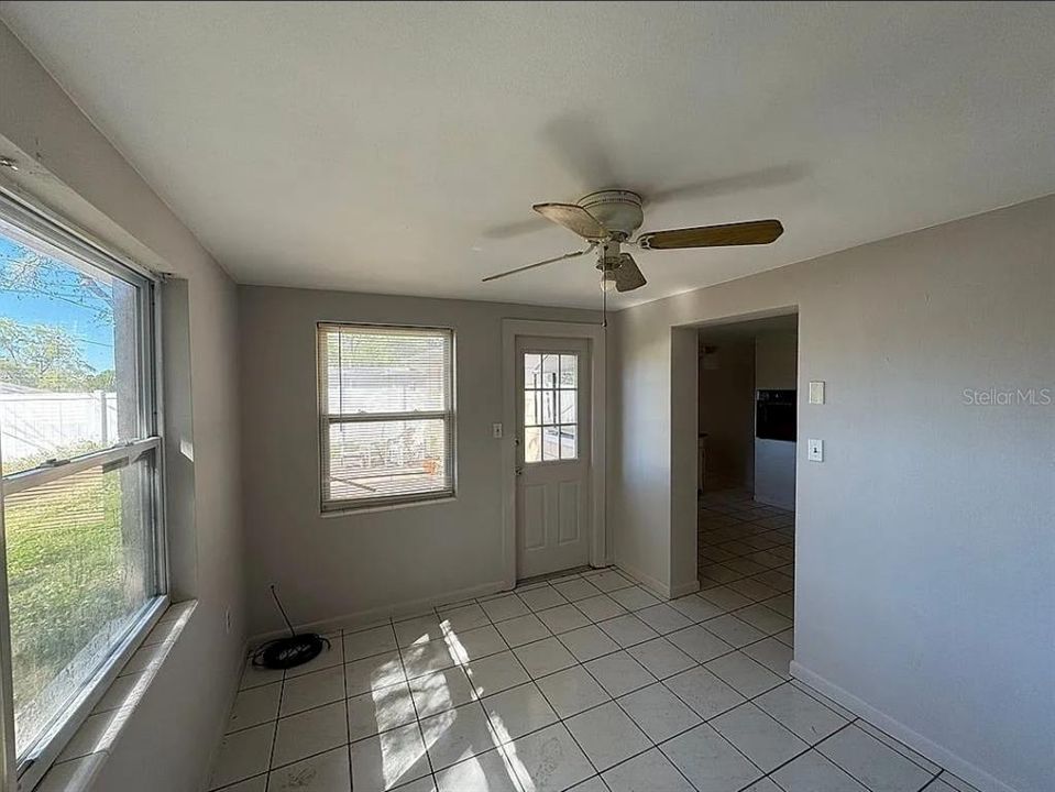 待售: $174,000 (2 贝兹, 1 浴室, 956 平方英尺)