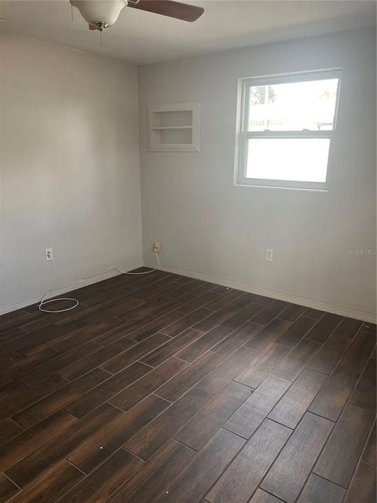 待售: $174,000 (2 贝兹, 1 浴室, 956 平方英尺)