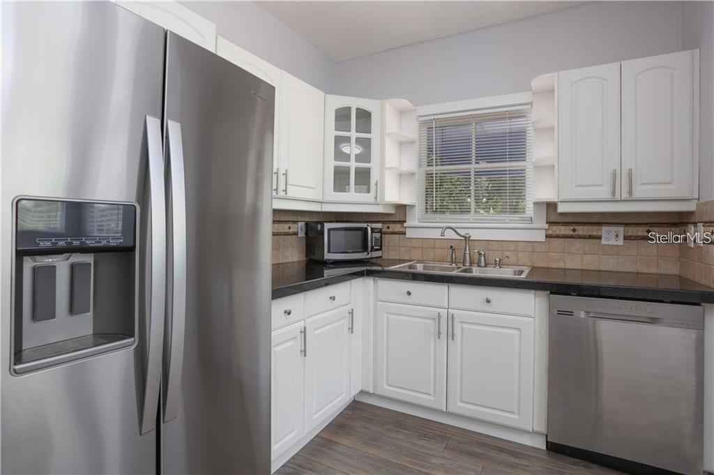 For Rent: $2,350 (2 beds, 2 baths, 1296 Square Feet)