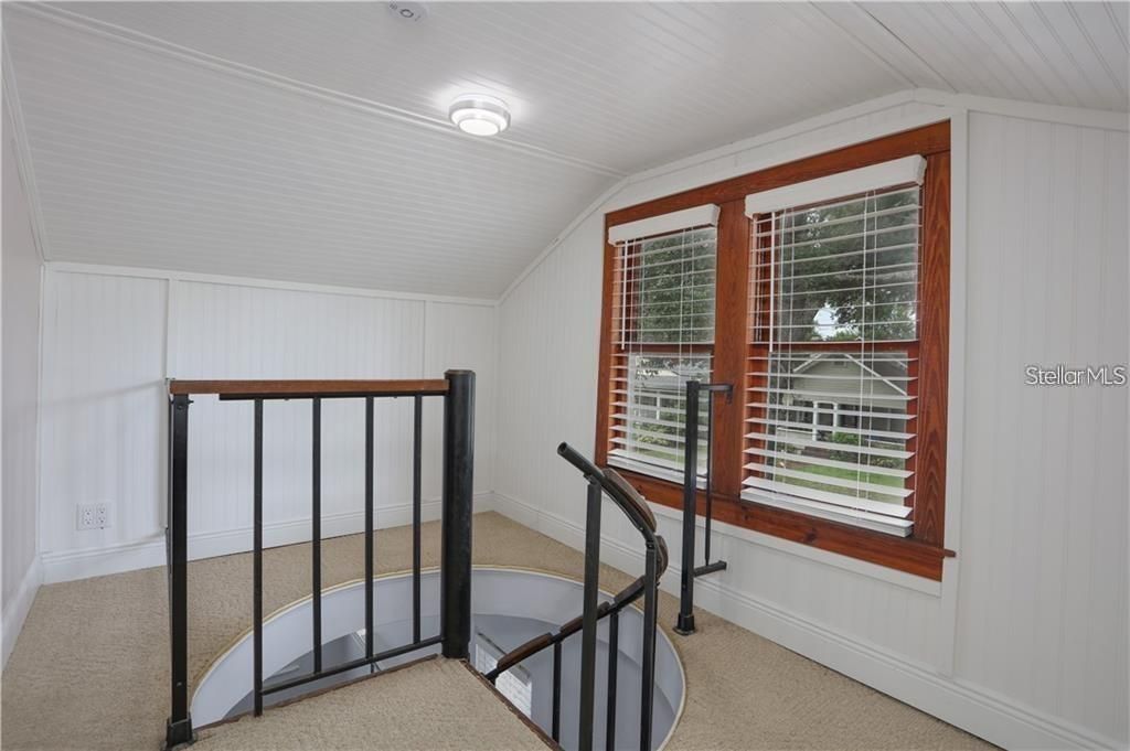 For Rent: $2,350 (2 beds, 2 baths, 1296 Square Feet)