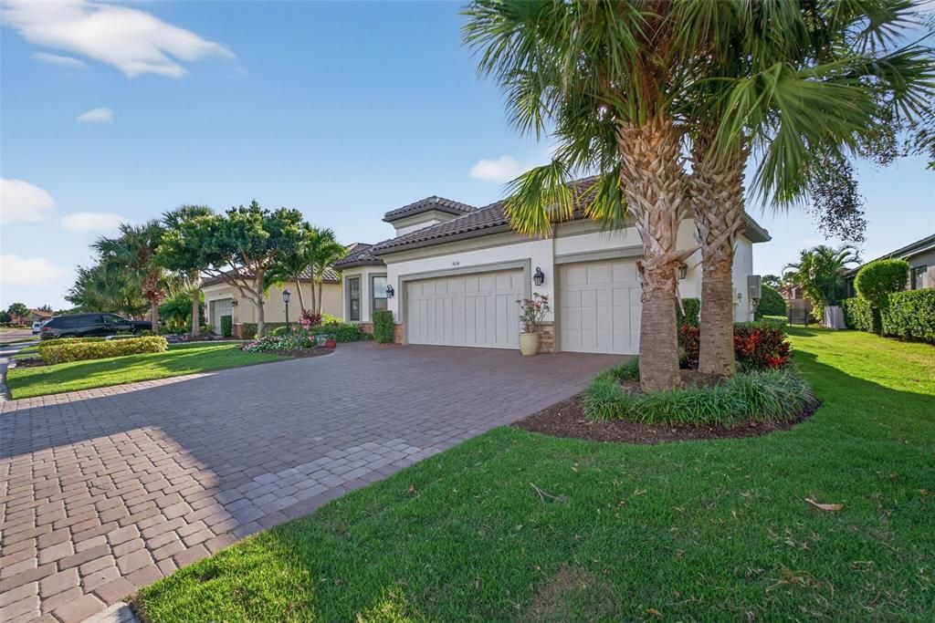For Sale: $998,000 (3 beds, 3 baths, 2390 Square Feet)