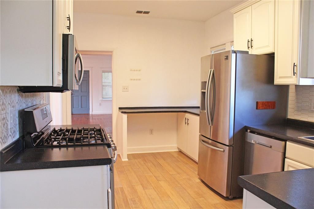 В аренду: $1,950 (3 спален, 2 ванн, 1798 Квадратных фут)