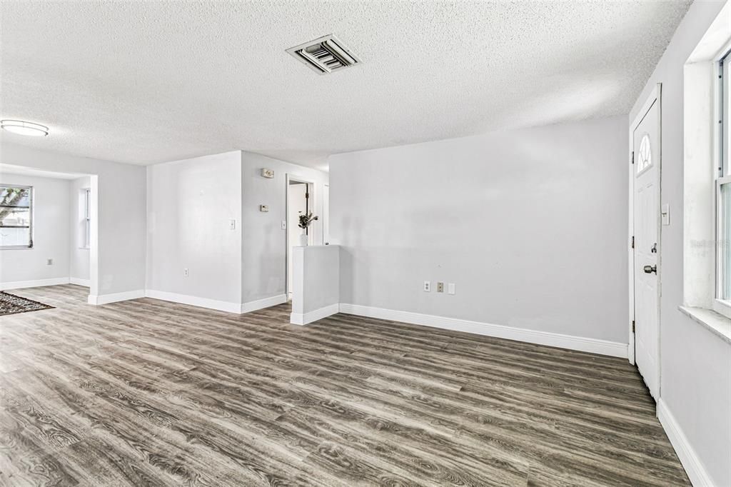 For Sale: $214,900 (2 beds, 1 baths, 972 Square Feet)