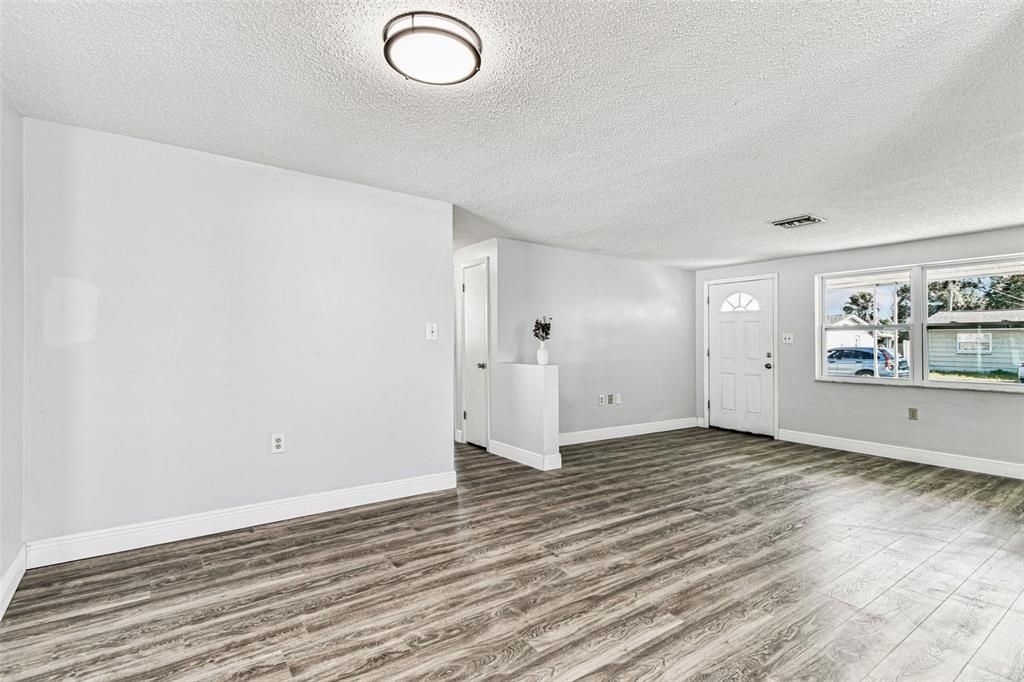 For Sale: $214,900 (2 beds, 1 baths, 972 Square Feet)