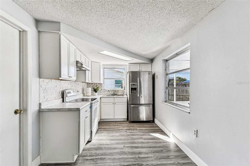 For Sale: $214,900 (2 beds, 1 baths, 972 Square Feet)