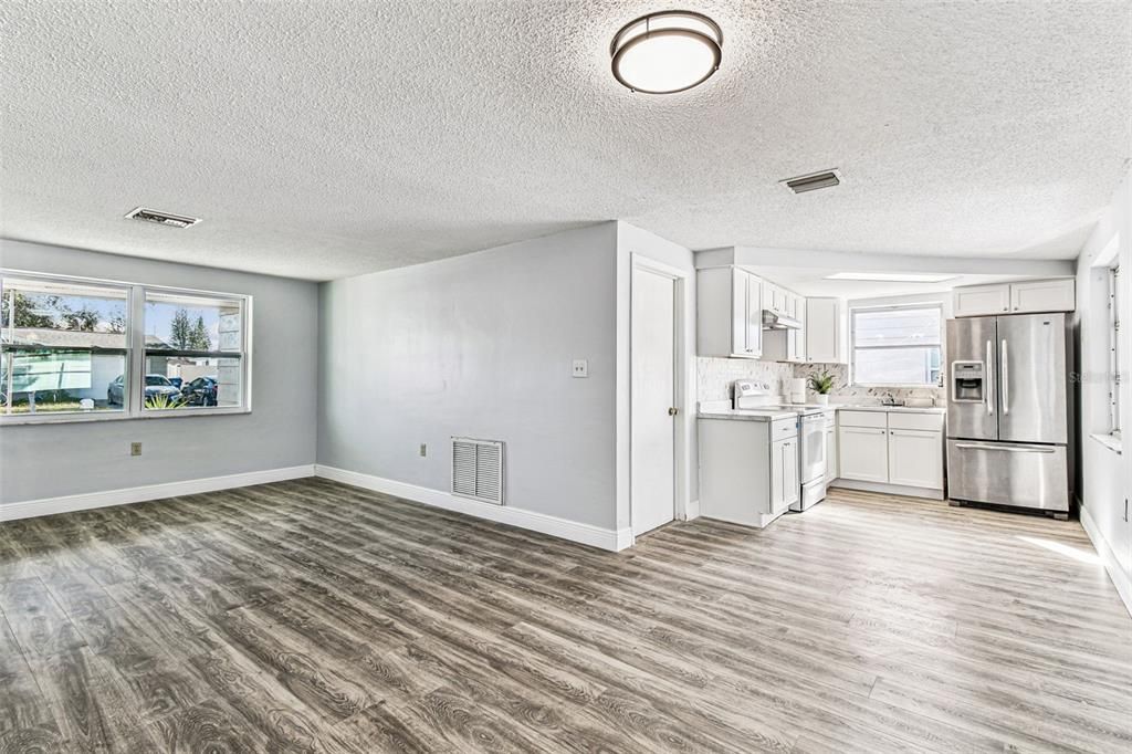 For Sale: $214,900 (2 beds, 1 baths, 972 Square Feet)