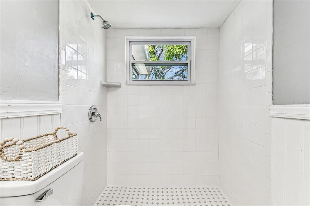 For Sale: $214,900 (2 beds, 1 baths, 972 Square Feet)