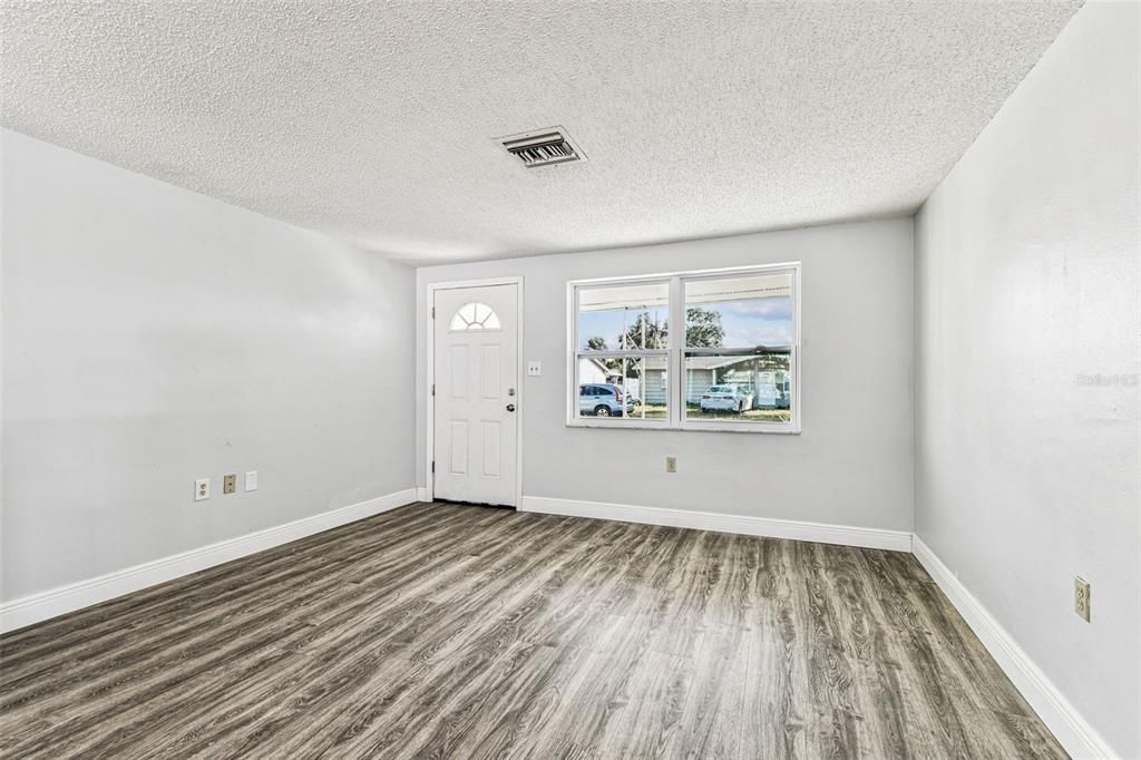 For Sale: $214,900 (2 beds, 1 baths, 972 Square Feet)