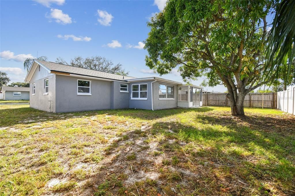 For Sale: $214,900 (2 beds, 1 baths, 972 Square Feet)