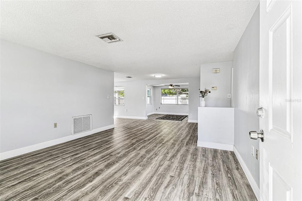 For Sale: $214,900 (2 beds, 1 baths, 972 Square Feet)