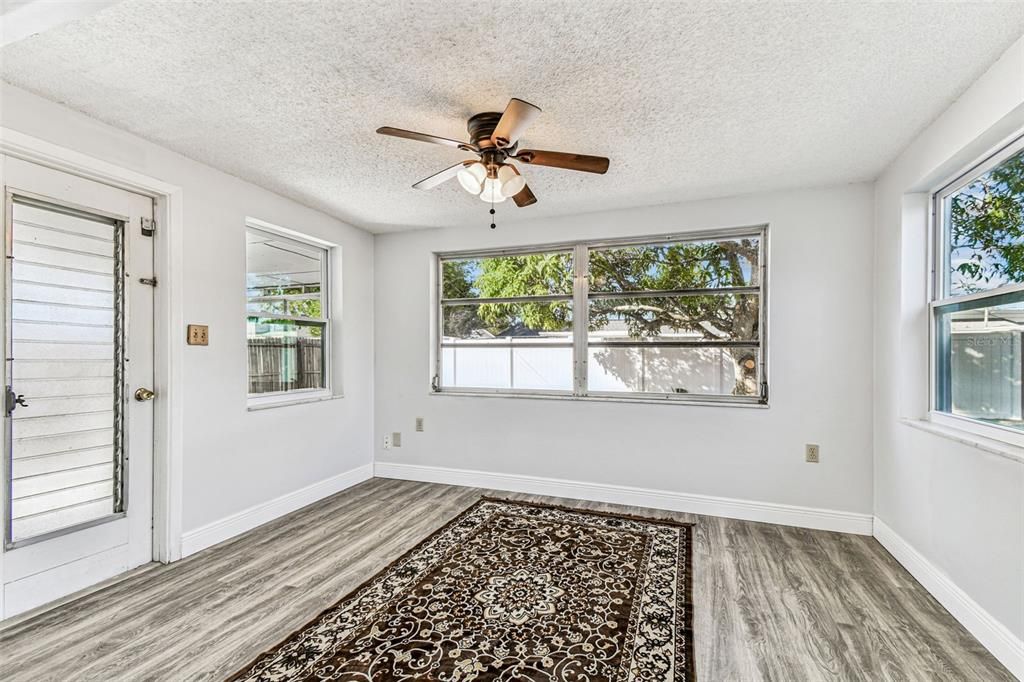 For Sale: $214,900 (2 beds, 1 baths, 972 Square Feet)