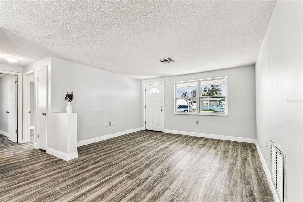 For Sale: $214,900 (2 beds, 1 baths, 972 Square Feet)