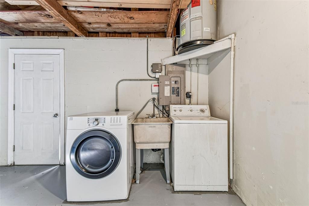 For Sale: $214,900 (2 beds, 1 baths, 972 Square Feet)