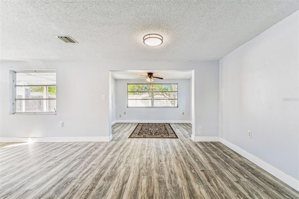 For Sale: $214,900 (2 beds, 1 baths, 972 Square Feet)