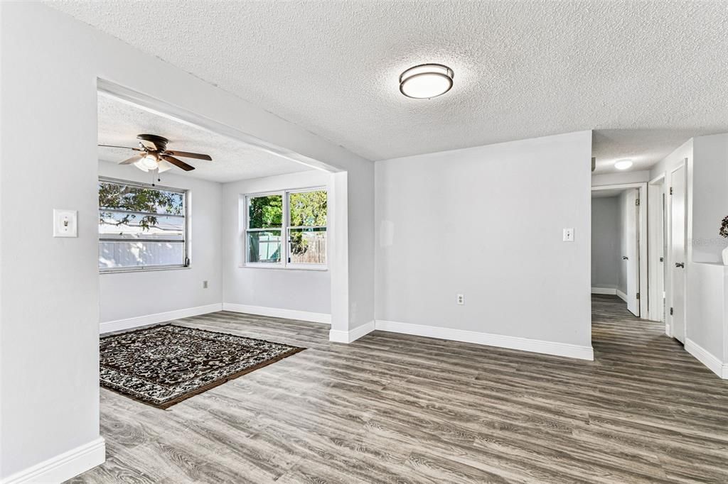 For Sale: $214,900 (2 beds, 1 baths, 972 Square Feet)