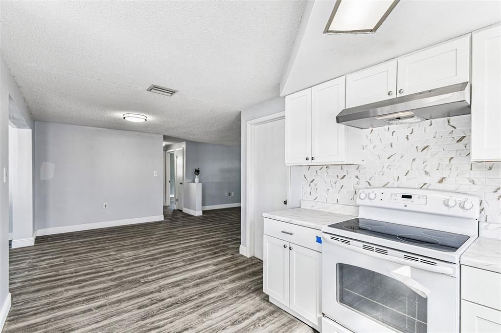 For Sale: $214,900 (2 beds, 1 baths, 972 Square Feet)