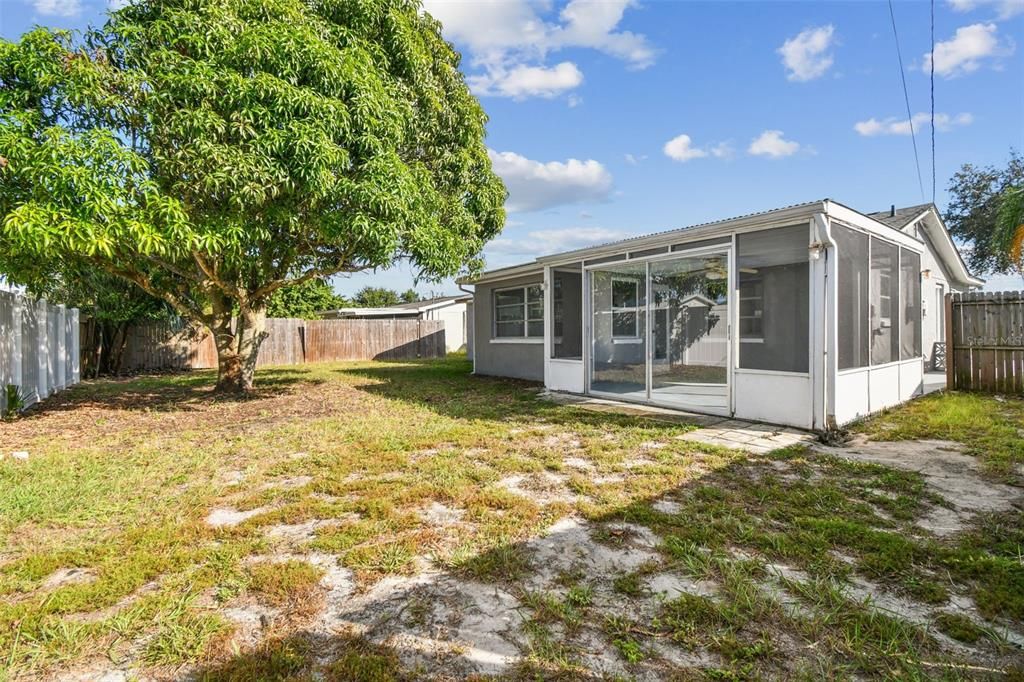 For Sale: $214,900 (2 beds, 1 baths, 972 Square Feet)