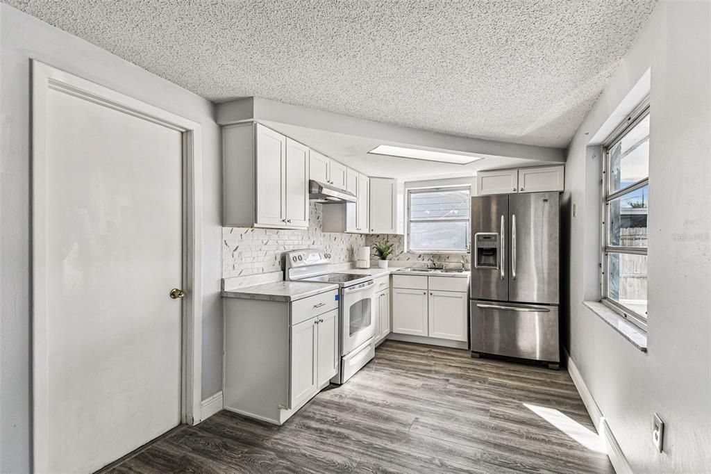 For Sale: $214,900 (2 beds, 1 baths, 972 Square Feet)