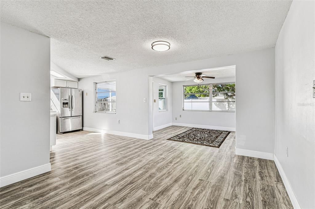 For Sale: $214,900 (2 beds, 1 baths, 972 Square Feet)